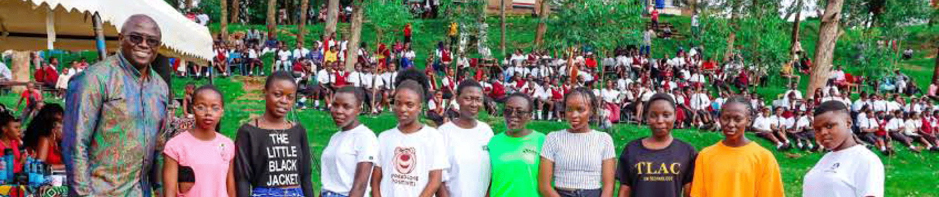 humphrey-muchuma-home-page-photos-with-varius-people-4 Humphrey-Muchuma-giving-to-children's-home-4